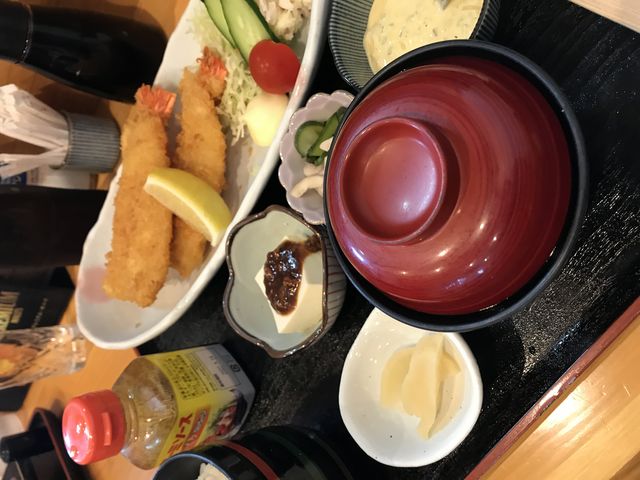 主人は刺身定食、私はエビフライ定食を食べました。2人とも大満足でした。_お食事処むつみ