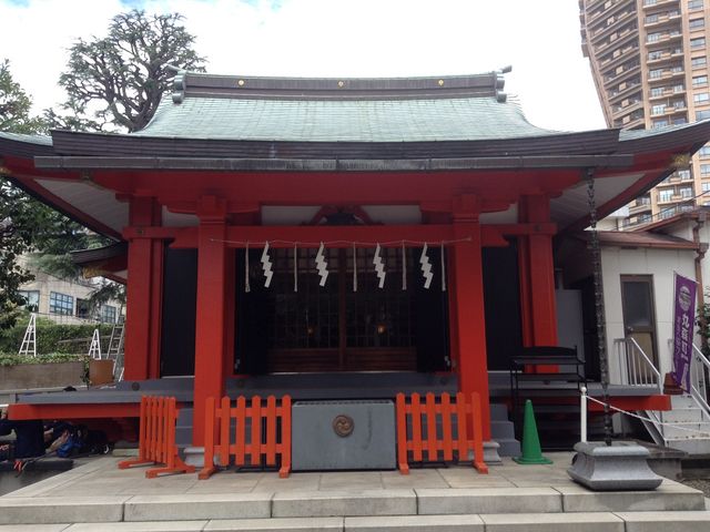 朱色が鮮やかな拝殿_麻布氷川神社