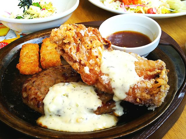 ハンバーグとチキン竜田揚げ_ガスト川口店