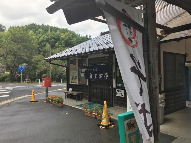 岡山県の大規模な棚田が集中している地域の真ん中あたりにあります。まわりはそばが栽培されています_紅そば亭