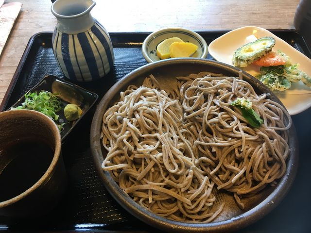 一番人気のある相もりそば(大盛り)。十割そばと二八そばの相もりに天ぷら3種がついてきます_紅そば亭