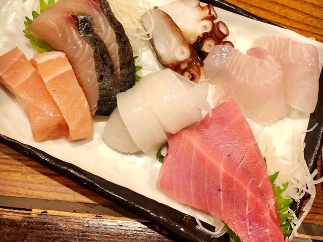お造りの盛り合わせです。_居酒屋 たかまさ