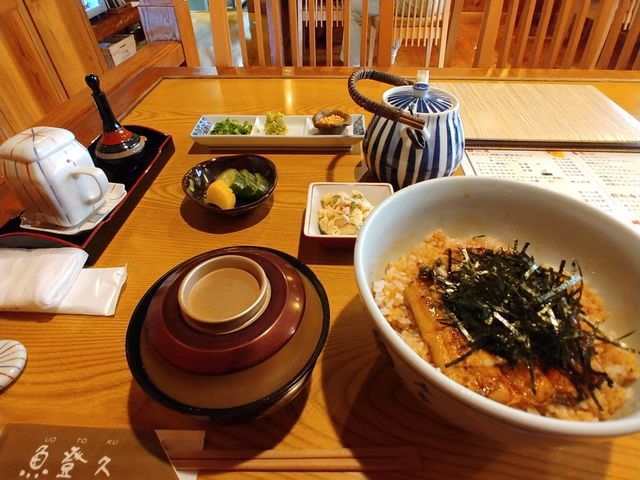鰻を食べに日光方面へ。途中の今市でひつまぶしを注文。半分は、鰻の味を。残りは、ダシで美味しかったぁ
_魚登久