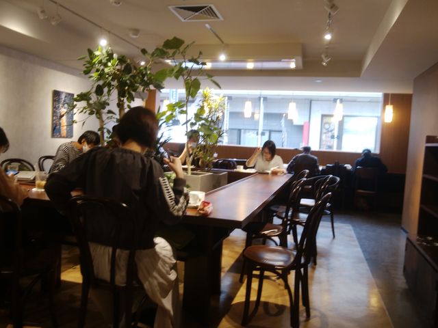 2階へは、一旦お店の外に出る感じで存在している階段を上がります。_ドトールコーヒーショップ新小岩ルミエール店