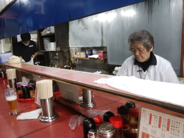 おばあさんお一人で切り盛りされておられます。_菜来軒