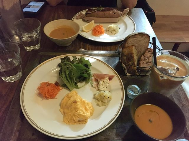 プラウマンズランチベーカリーのAMプレート(手前)とホットドッグプレート(奥)_プラウマンズ ランチ ベーカリー