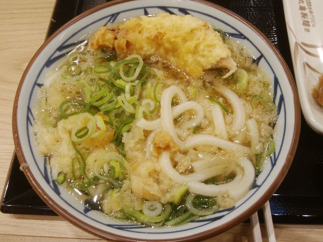 たっぷりの熱々のおつゆ(だし汁)に天かすを入れて食べました。_丸亀製麺西葛西メトロセンター