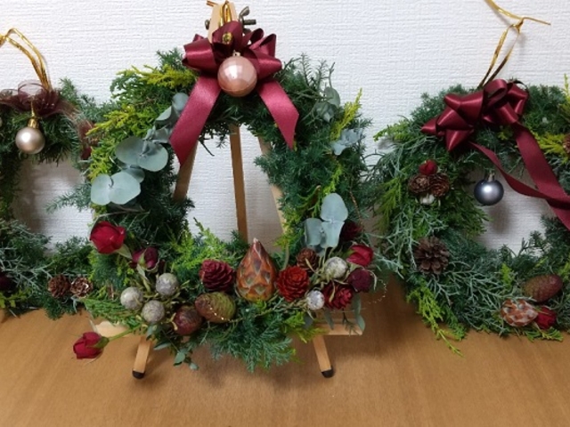 こんなゴージャスなクリスマスリースができちゃった★_フラワーアレンジメントと手ごねパンの教室〜雅〜