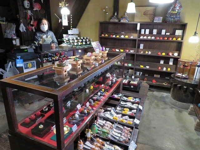 奥様が購入したものを包むときの所作がとても優しくていぃお店だなぁ〜とおもいました。_東光堂