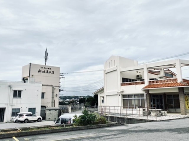 駐車場から。左が工場、右が店舗_ちんすこう本舗 新垣菓子店 たまぐすく店
