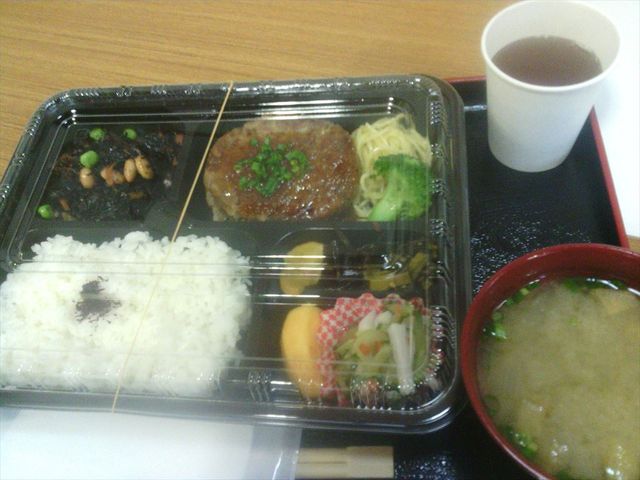 日替わり定食、500円でした。この日はレストラン貸し切りのため弁当形式で提供されました。_笹の湯