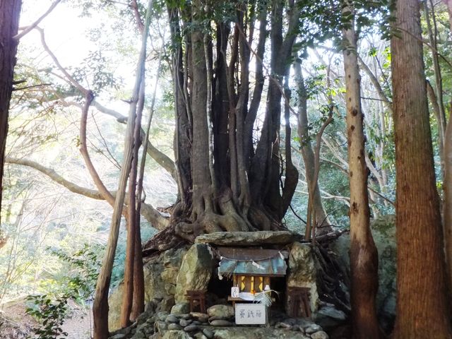 丘の麓にある公園の様子:切石の祠(きりしさん)_五ケ所城址
