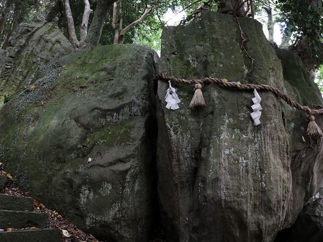 縦に割れ目のある巨石。_神谷神社(神谷太刀宮)