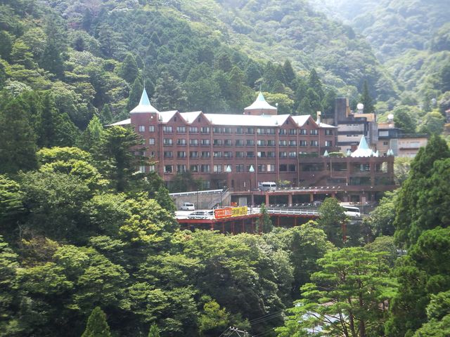 三滝川峡谷沿いの緑豊かな場所にあります。
_オテル・ド・マロニエ 湯の山温泉