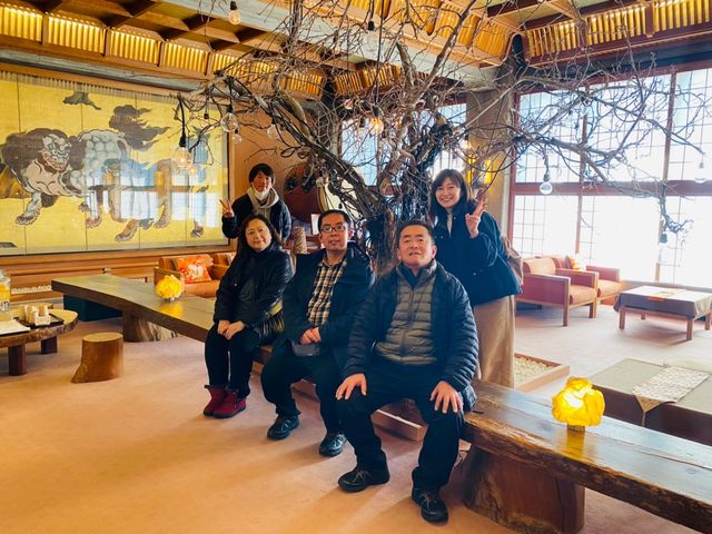 ロビーで帰りに一枚。建物も天井も壁も床も飾り物も素敵でしたが何よりも従業員の方々の笑顔が素敵でした!_よろづや松籟荘
