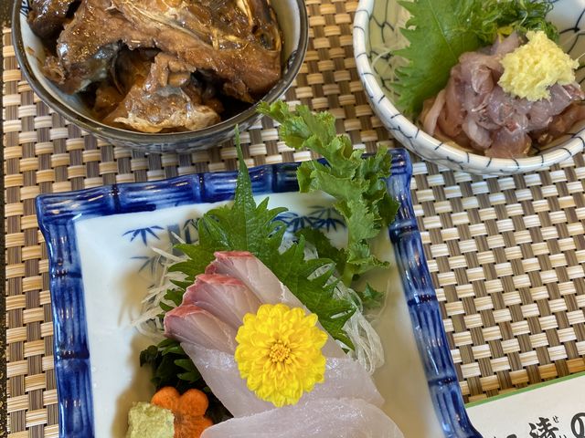 コースの刺身、煮付け、鯵のタタキ。コースはご飯と味噌汁とお新香付き。_うに清