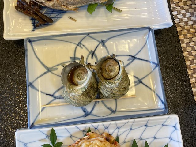 コースの焼き魚、焼きエビ、サザエ壺焼き。コースは2500円〜7000円。素材とボリュームが変わる。_うに清