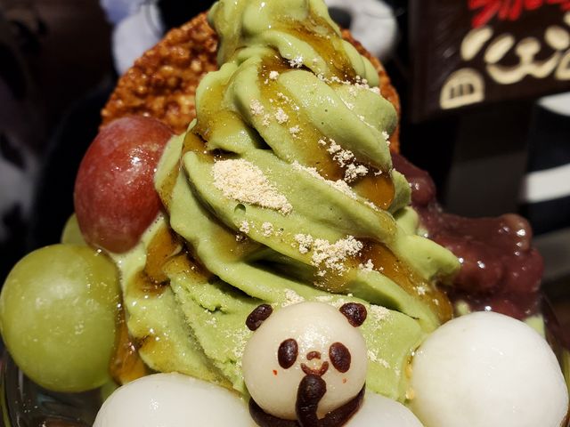 抹茶パフェには 可愛いパンダちゃんが。_ぱんだ珈琲店