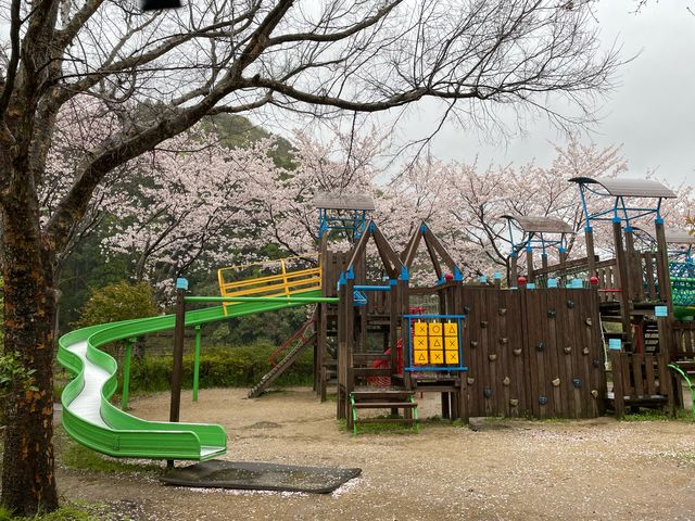 おさかな館前の遊具_道の駅弥生おさかな館