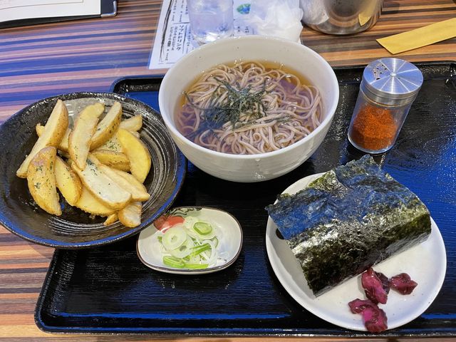 お蕎麦のつゆは少し薄めでしたが、おむすびとポテトは温かく美味しかったです。_ホテル・ラジェント・プラザ函館北斗 Dining アロサール