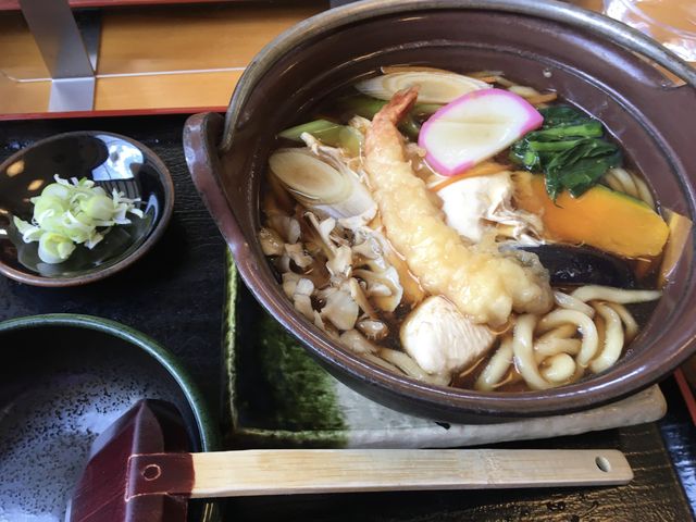 鍋焼きうどん1,200円、群馬だから醤油が強いかと思いきや、出汁がわかる優しい味だ。本当に美味い。_野ぼとけそば やまいち屋