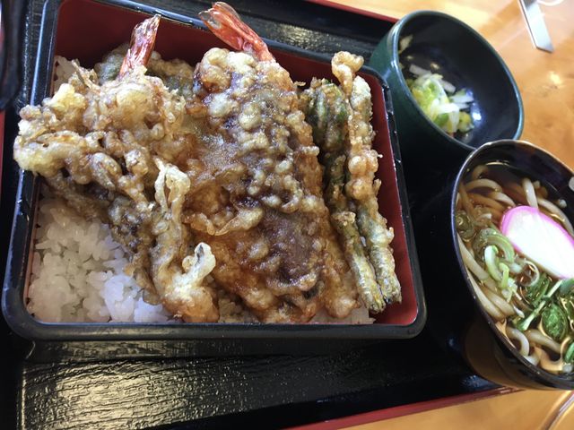 天重うどん1,300円、山菜がいい。うどんもいいが、お漬物も、、、。大満足!_野ぼとけそば やまいち屋