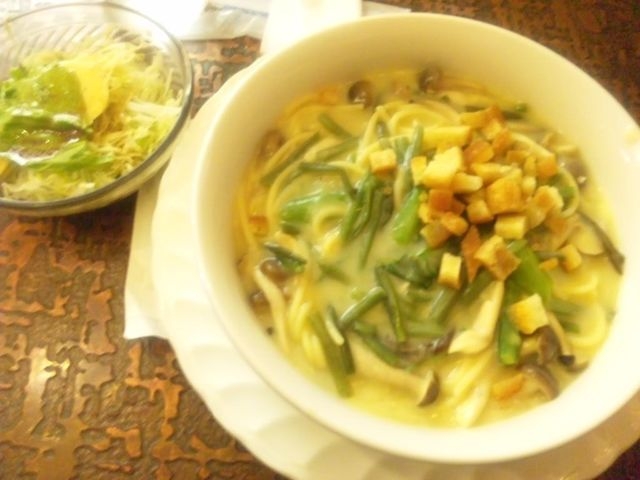 サラダも付いて来ます。_カレン