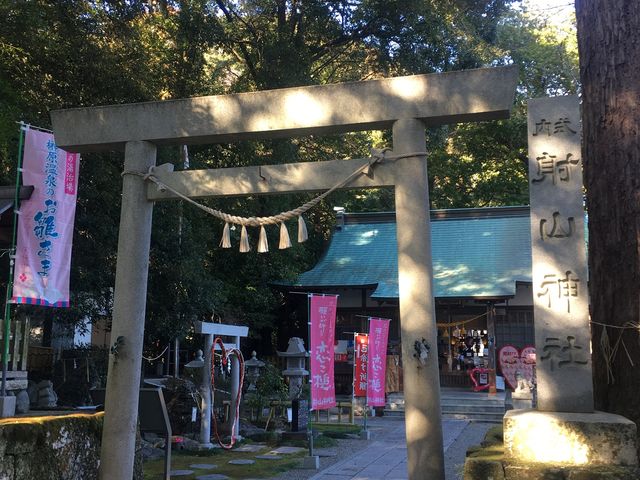 道路を挟んで反対側に手洗い場があります。_射山神社
