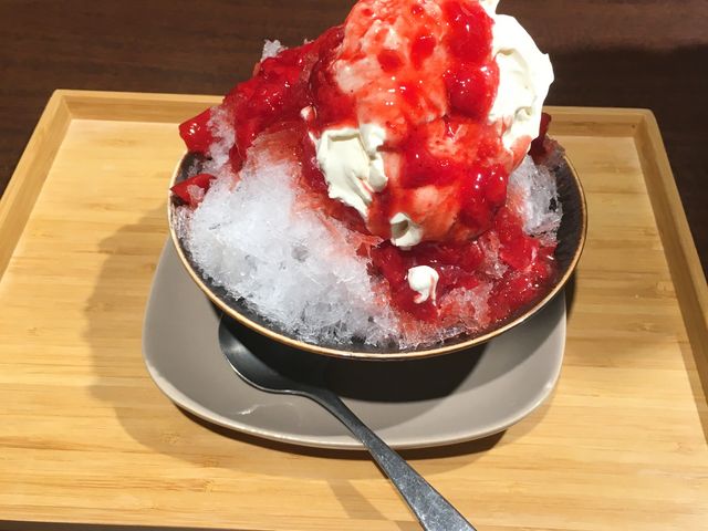 いちごカキ氷!特大!
ソースが素晴らしい。手作りかな?_こまきしょくどう 精進料理鎌倉不識庵