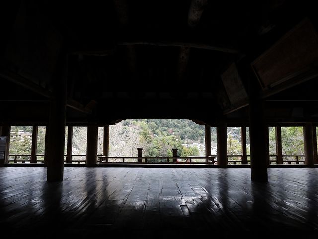 磨きこまれた床。_豊国神社(千畳閣)