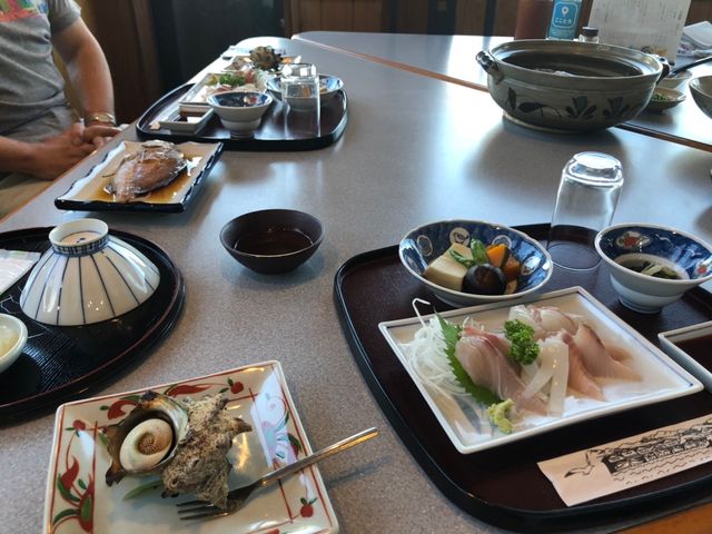 海の幸でいっぱいの夕食_かもめ
