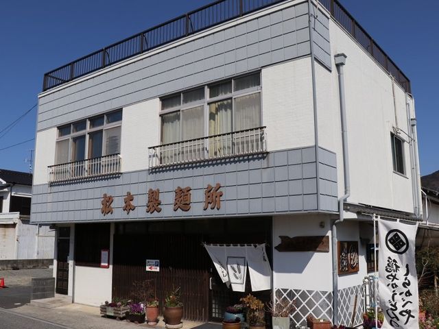 店構え。_穏やかうどんのしらかべや本店
