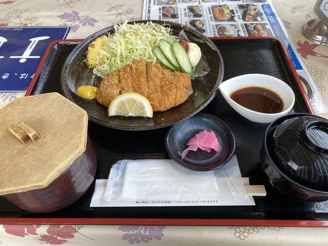 とんかつ定食です。カツは大きくないです。付け合わせの野菜たっぷり!これに入浴料込で1000円!お得!_ホテルグリーンパークしんとつかわ