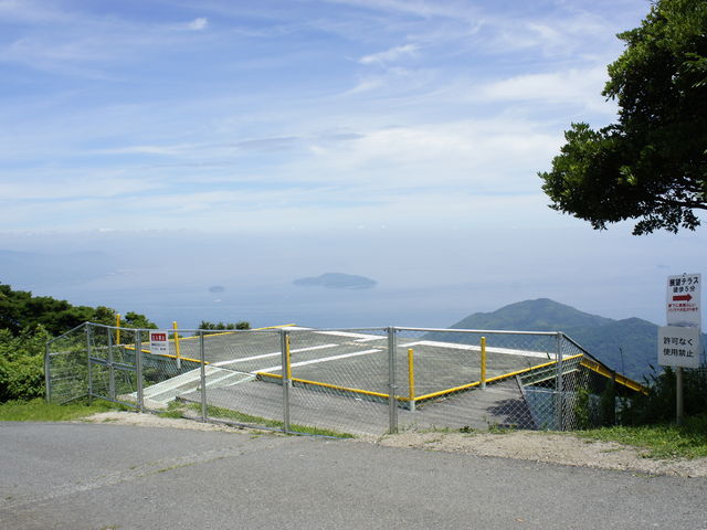 テイクオフは立ち入り禁止です。入ると不法侵入になりますので気をつけて。_嵩山山頂展望台
