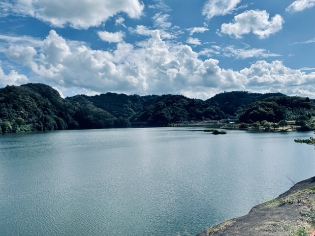 ヨガ会場のホテル中庭から湖面を見渡す_大自然の静寂と天然自噴温泉を愉しむ湯宿 亀山温泉ホテル