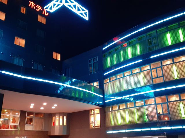 夜間の正面玄関付近_テルメ金沢