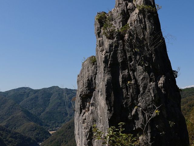 南展望台への道から。_夫婦岩