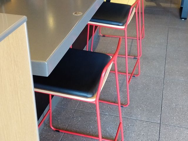 2Fカウンター席_マクドナルド草薙店