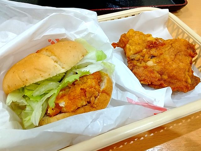 チキンフィレバーガーとオリジナルチキン_ケンタッキーフライドチキン秋葉原店