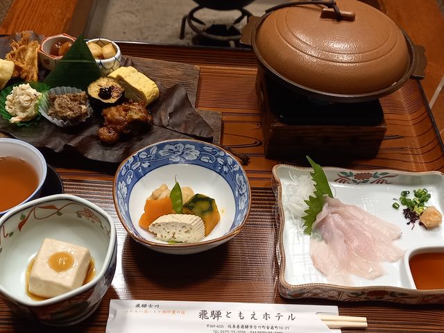 この他にもお膳に乗りきらないほど沢山の料理が出てきます_飛騨ともえホテル