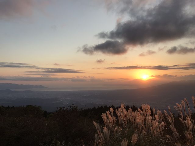 夕日の下に見えるのは山の稜線ではなく駿河湾です。_芦ノ湖スカイライン