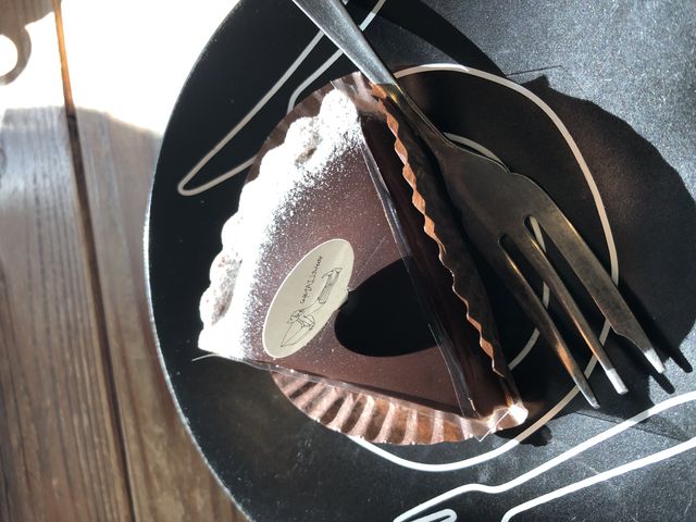 評判のタルト。
味はすこぶる良いです。
…店員さんは食器をもう少し大切にして下さい。_cafe TATI
