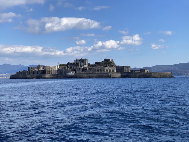 軍艦に見える場所での写真撮影タイムにて_(株)シーマン商会(軍艦島上陸・周遊クルージング)