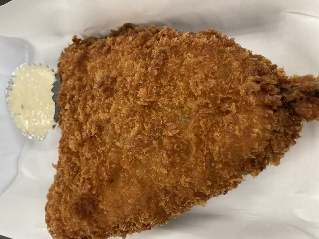 巨大アジフライ(揚げたてをテーブルまで持ってきてくれた)_アオハタ鮮魚店
