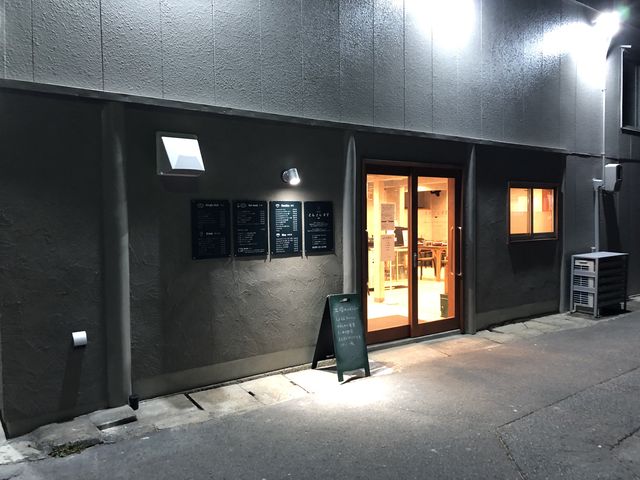 夜に撮影したのでカフェのように見えますが普通の食堂です_とんとん