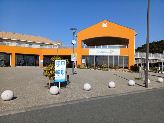 2月9日お昼時ガラス貼りのレストランは お客さんで賑わってました_道の駅 あかばねロコステーション