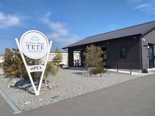 店の前に来るとTETEの看板が見えます。_Gelato Shop TETE