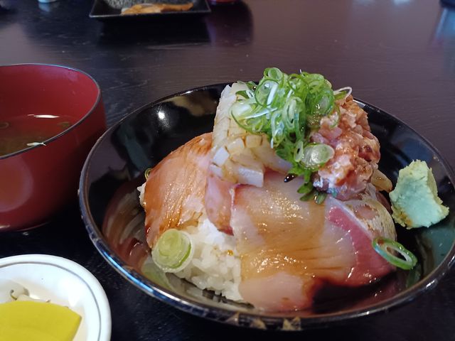 ご飯の量も多く ネタは大きく新鮮 超満足です!_漁師めし みなと食堂