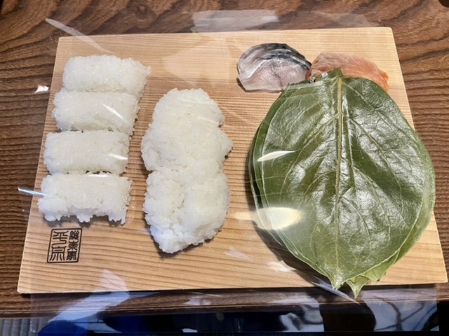 柿の葉寿司8個分の材料です。この他、詰める箱など様々ご用意頂きました。_柿の葉ずし総本家平宗奈良店