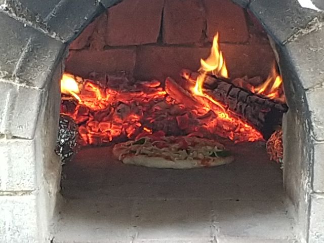 石窯でピザを焼きました!左はアルミホイルで巻いた焼き芋です。_さんだ農(みのり)の里